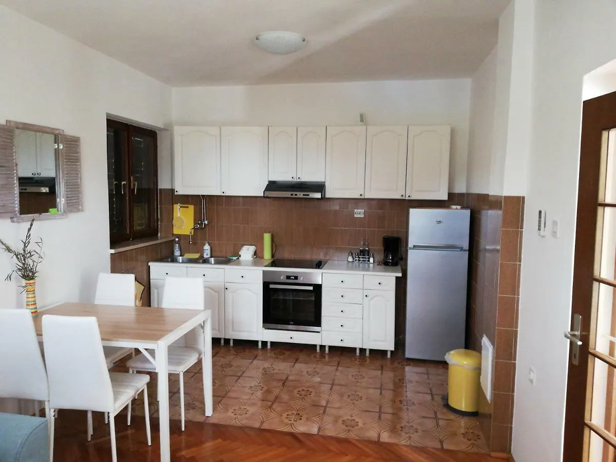 Apartment Mira 科斯特雷纳